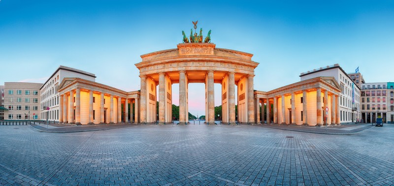 l_german-school-trips-brandenburg-gate-3