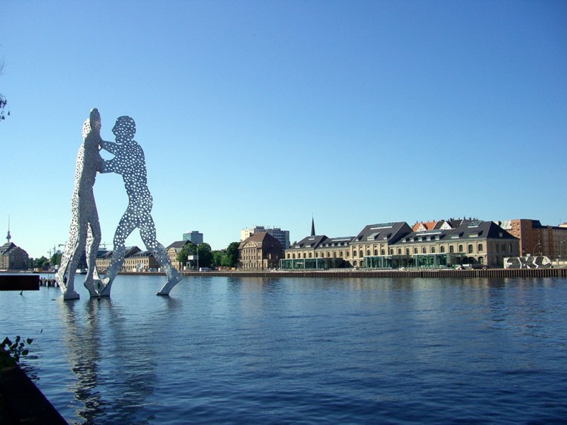 l_german-trips-molecule-men-1