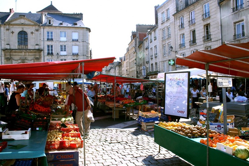 l_school-trips-france-caen-market-3
