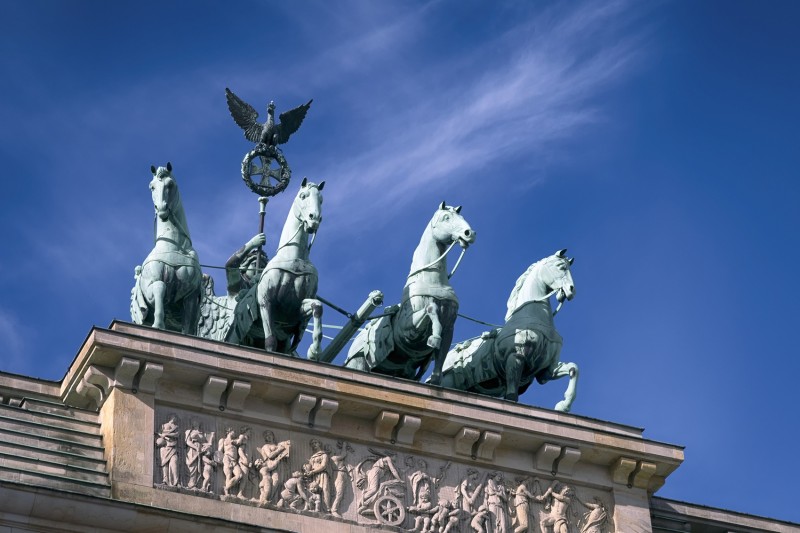 l_school-trips-germany-brandenburg-gate-3