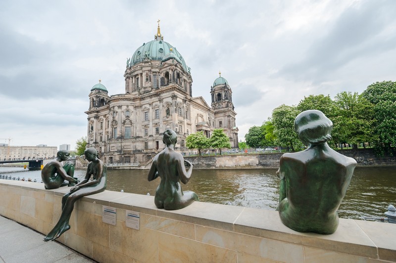 l_school-trips-to-germany-statues