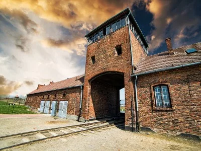 m_history-school-trip-to-auschwitz-birkenau-memorial