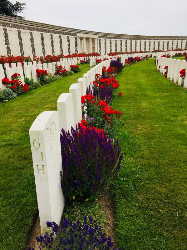 l_school-trip-ww1-tyne-cot-1