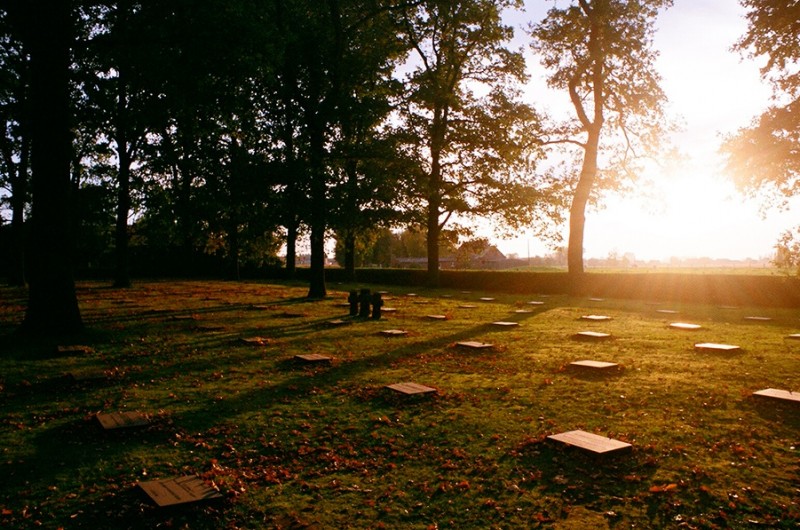 l_ww1-battlefields-school-trip-10 cemetery-langemark