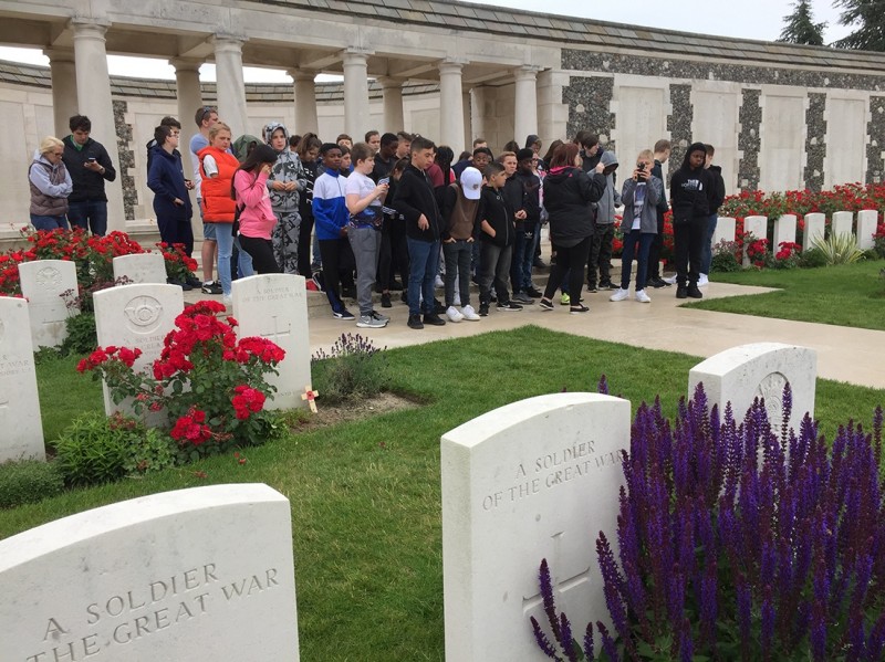 l_ww1-battlefields-school-trip-2 tyne cot