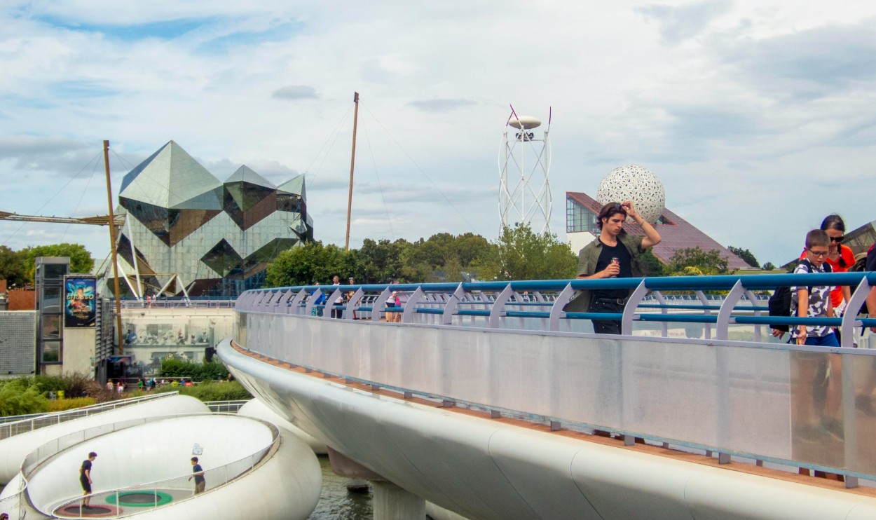 Futuroscope bridge over futuropolis